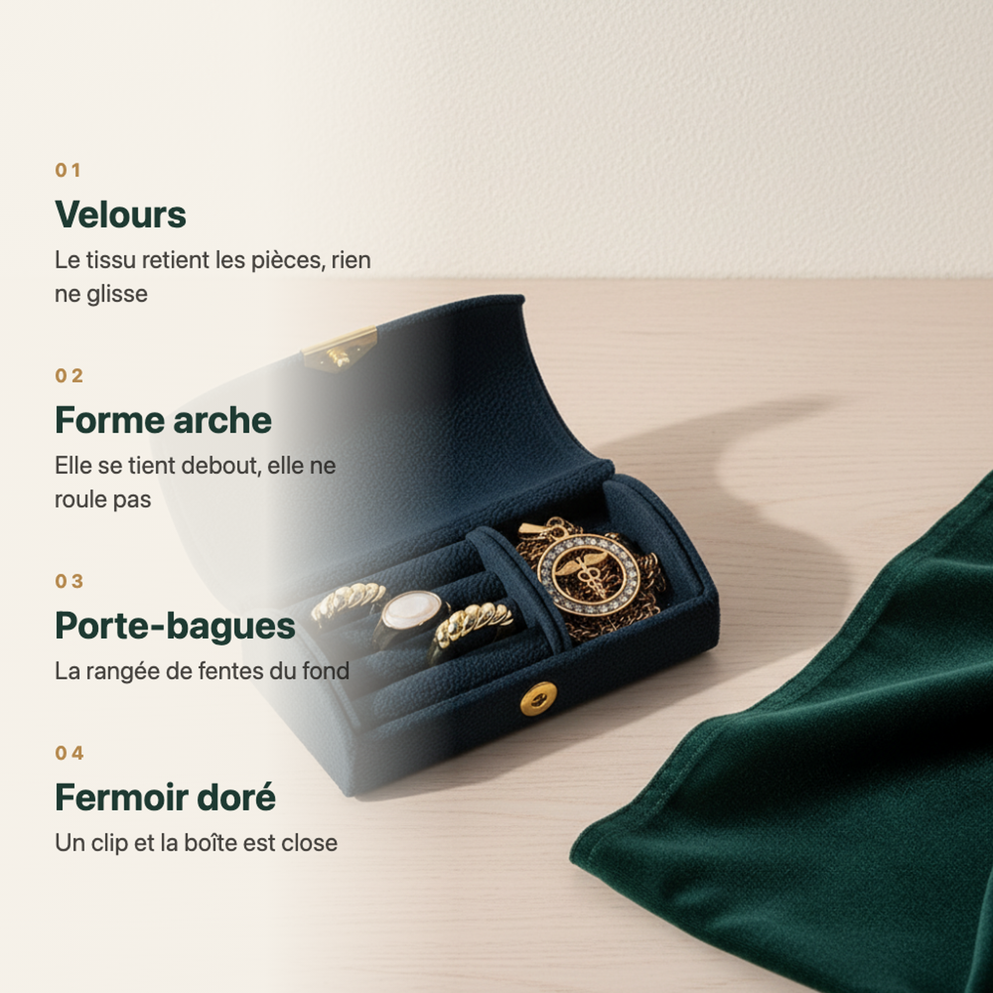 Boîte à bijoux en velours bleu marine
