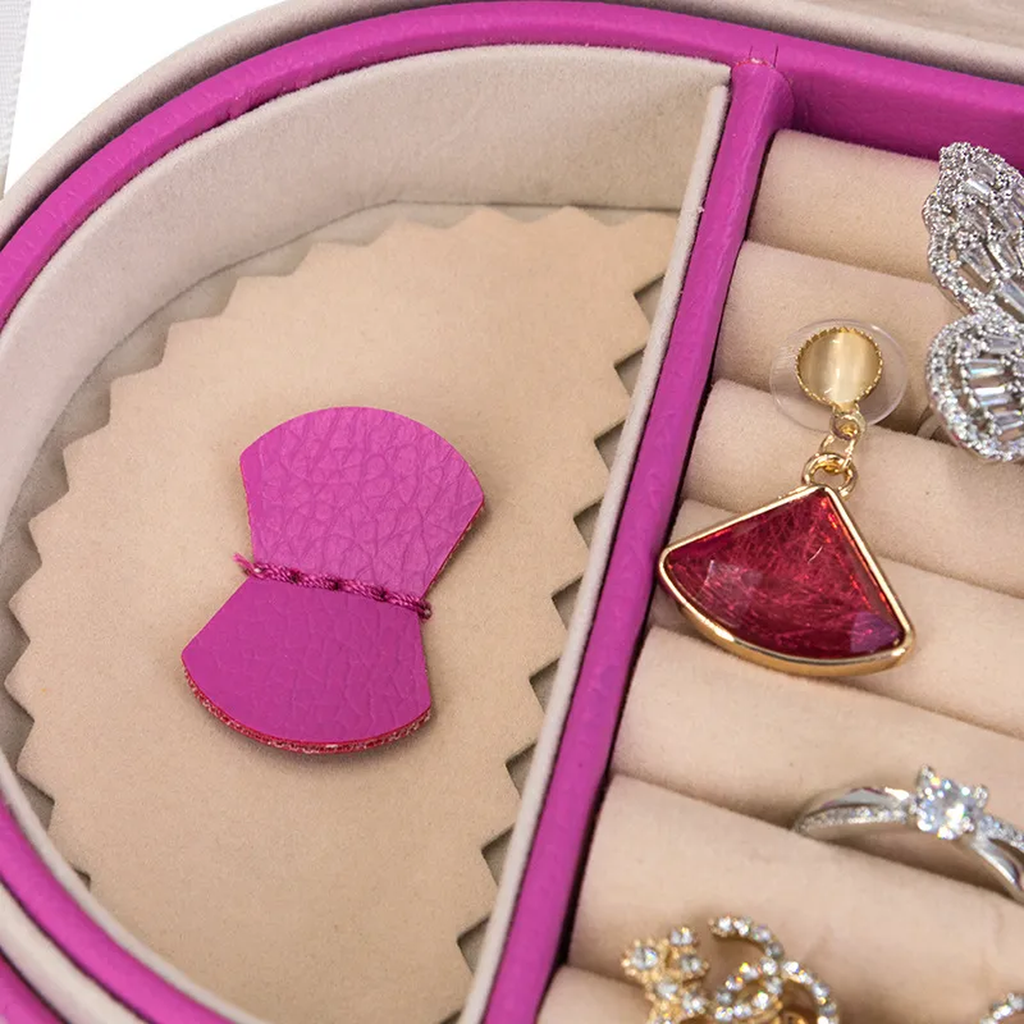 Fermoir doré et clé du coffret