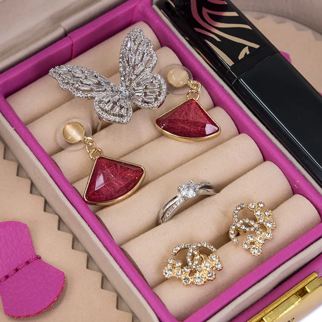 Nœud cousu sur le couvercle du coffret