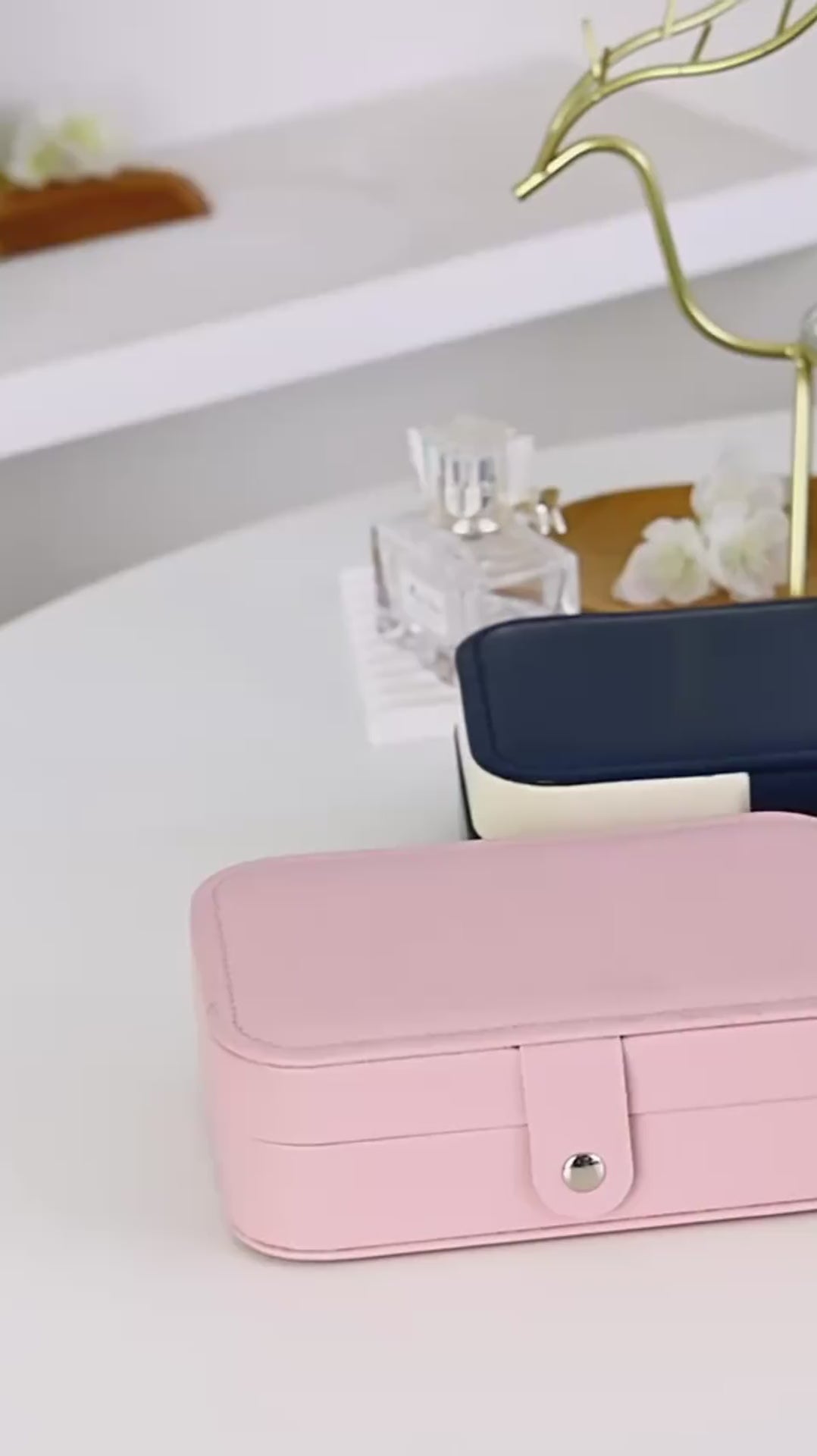 Boîte à bijoux de voyage en cuir à deux niveaux en vidéo