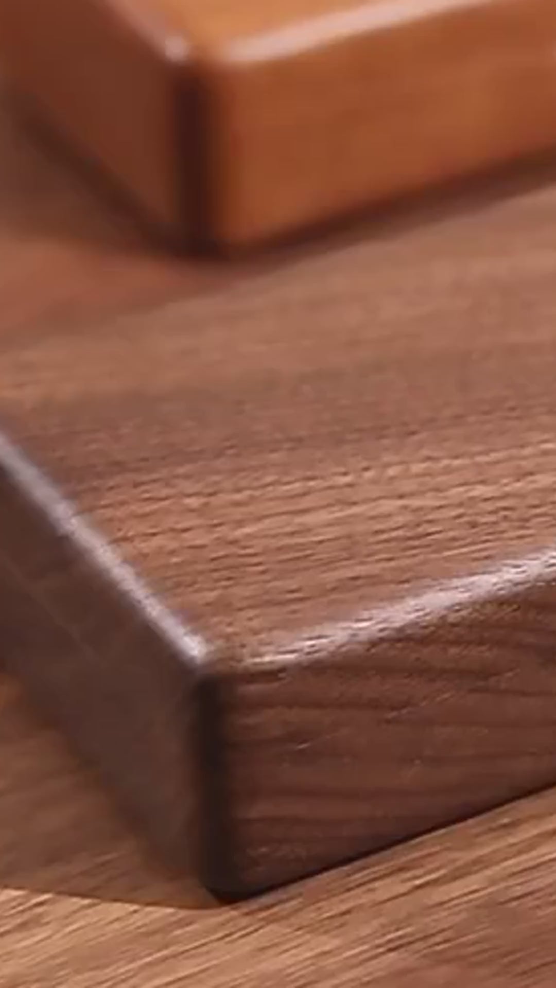 Boîte à bijoux en bois de noyer massif en vidéo