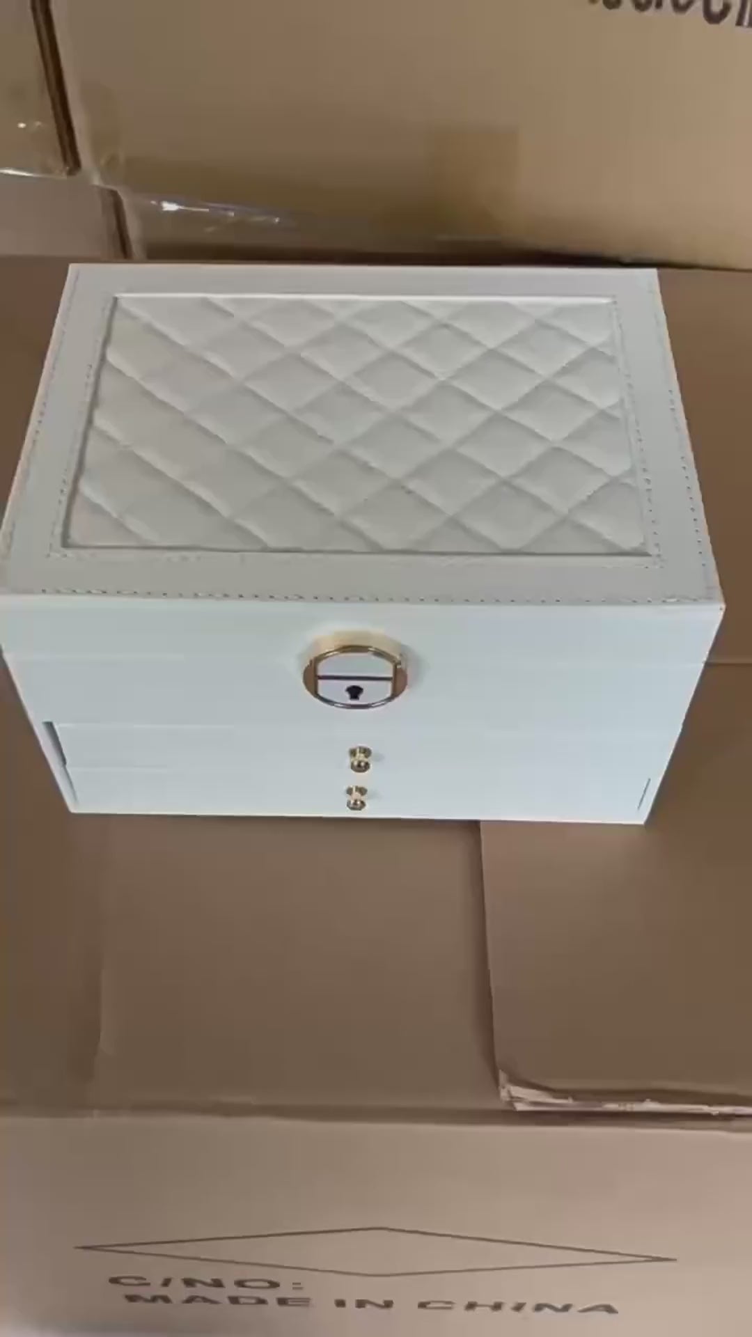 Boîte à bijoux femme à trois niveaux avec clé en vidéo