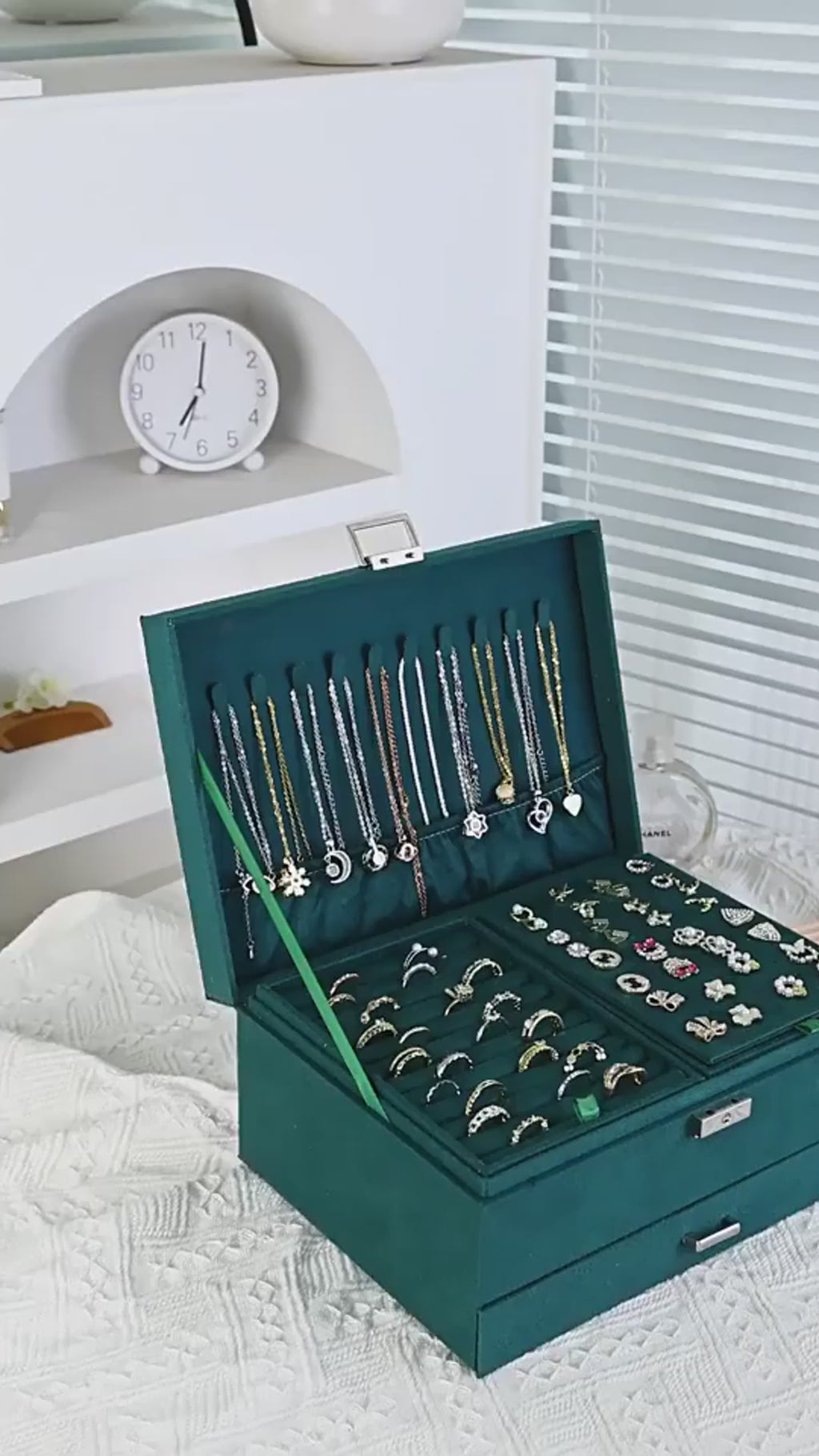 Boîte à bijoux moderne, velours vert et tiroir en vidéo