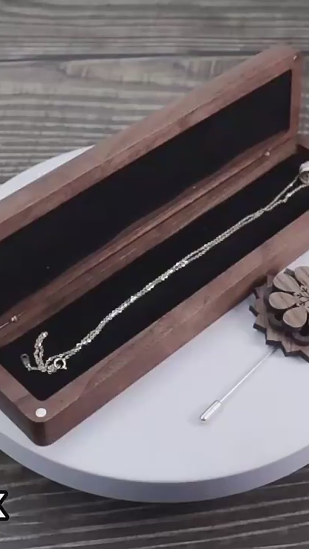 Écrin à collier en bois de noyer noir en vidéo