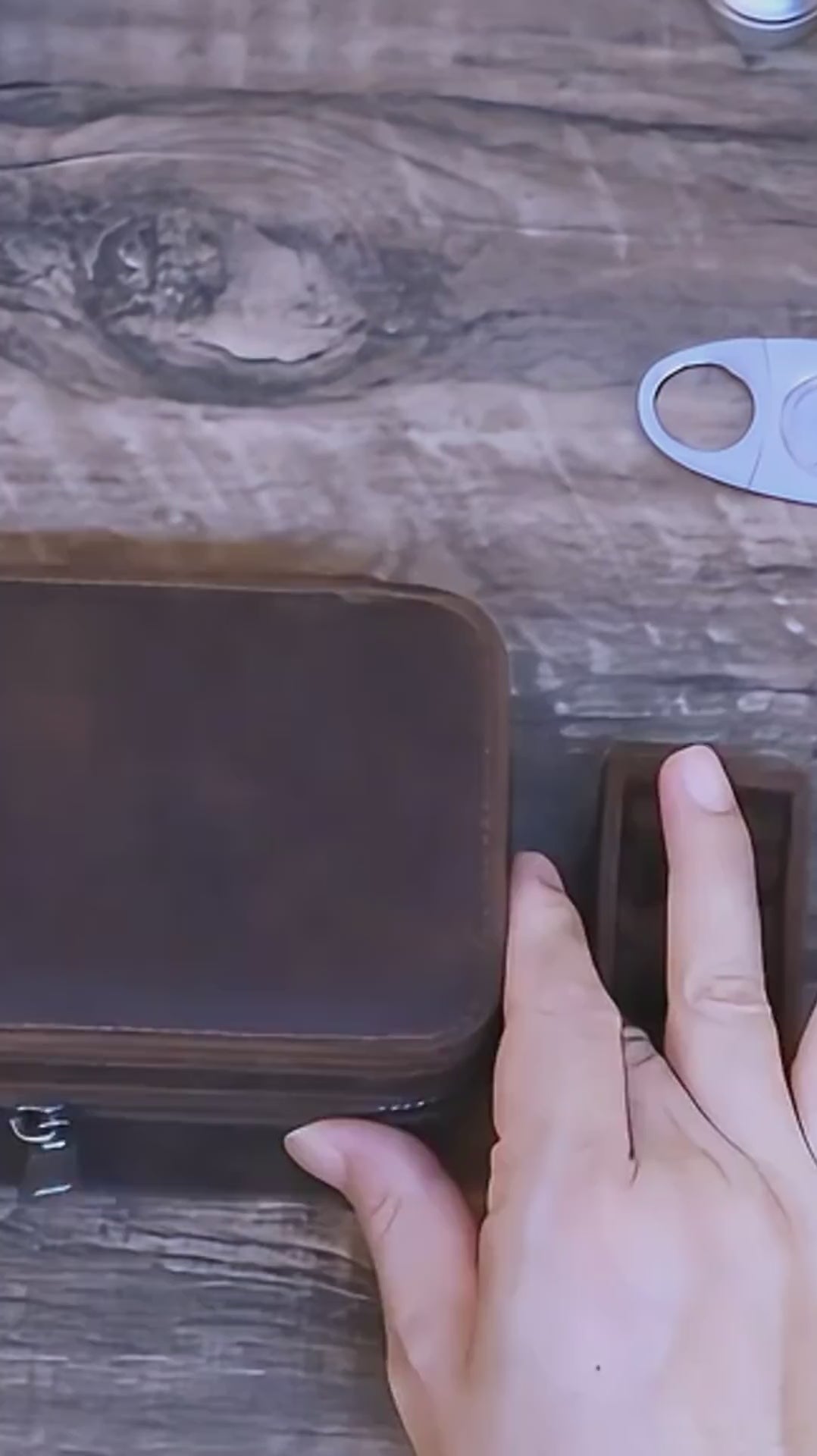 Boîte à montre en cuir véritable, trois emplacements en vidéo