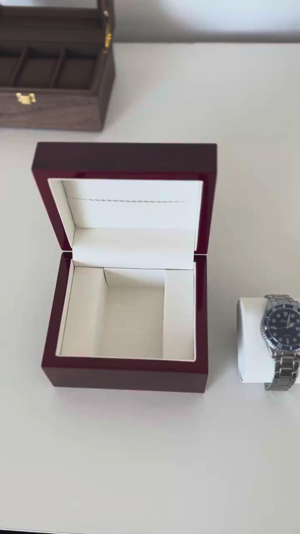 Coffret à montre laqué, une montre en vidéo