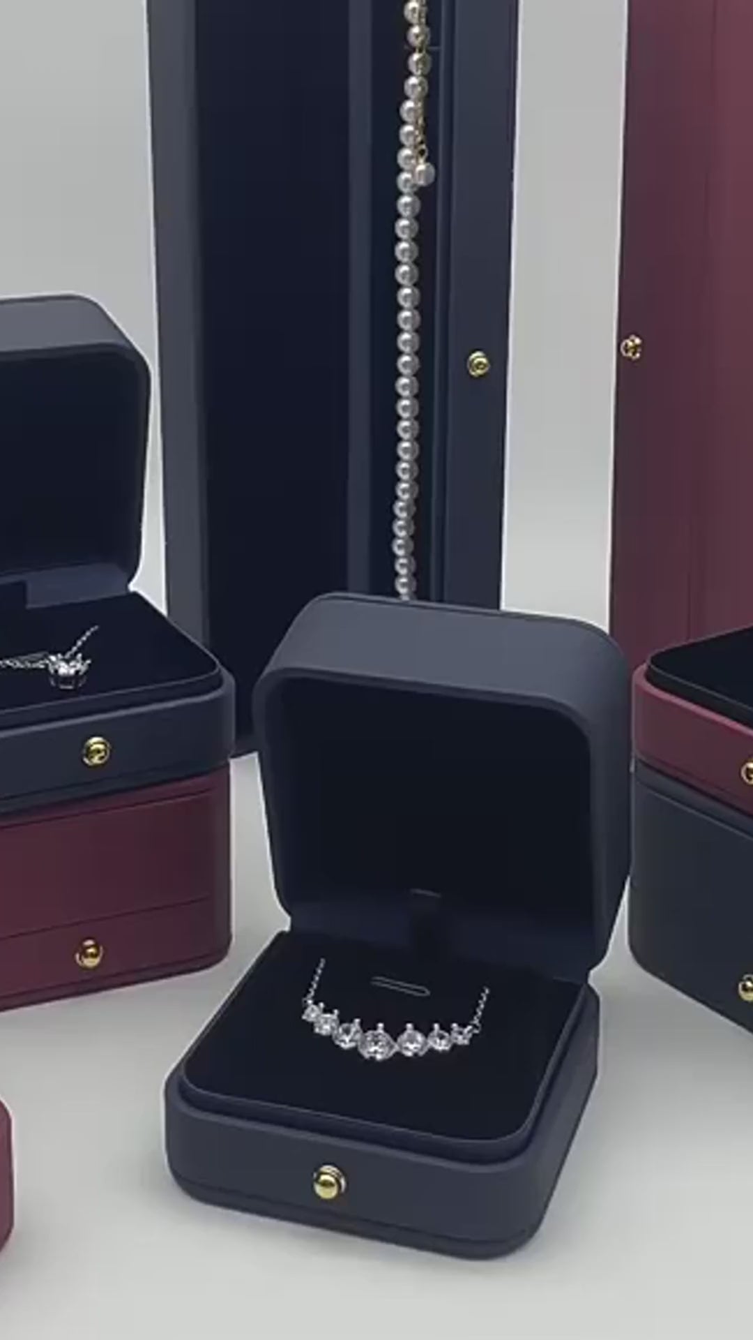Boîte à bague de fiançailles en cuir et velours en vidéo