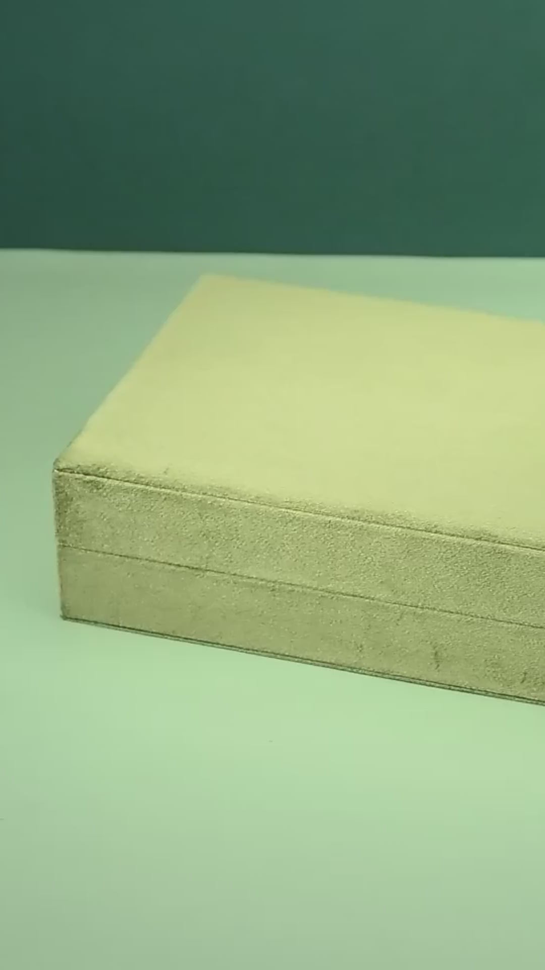 Boîte à bijoux en velours à plateau à bagues en vidéo