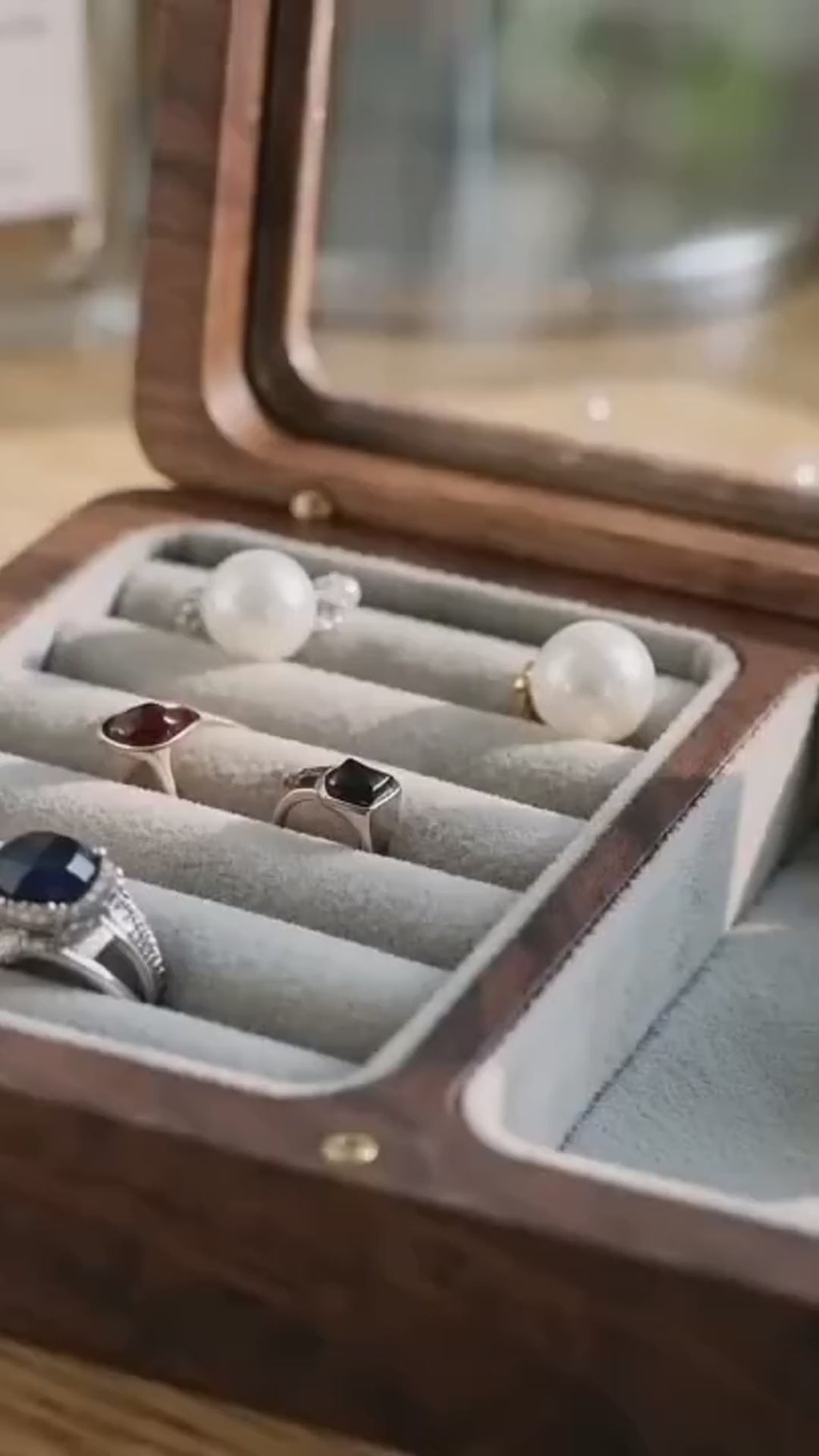 Boîte à bijoux en bois à couvercle vitré en vidéo