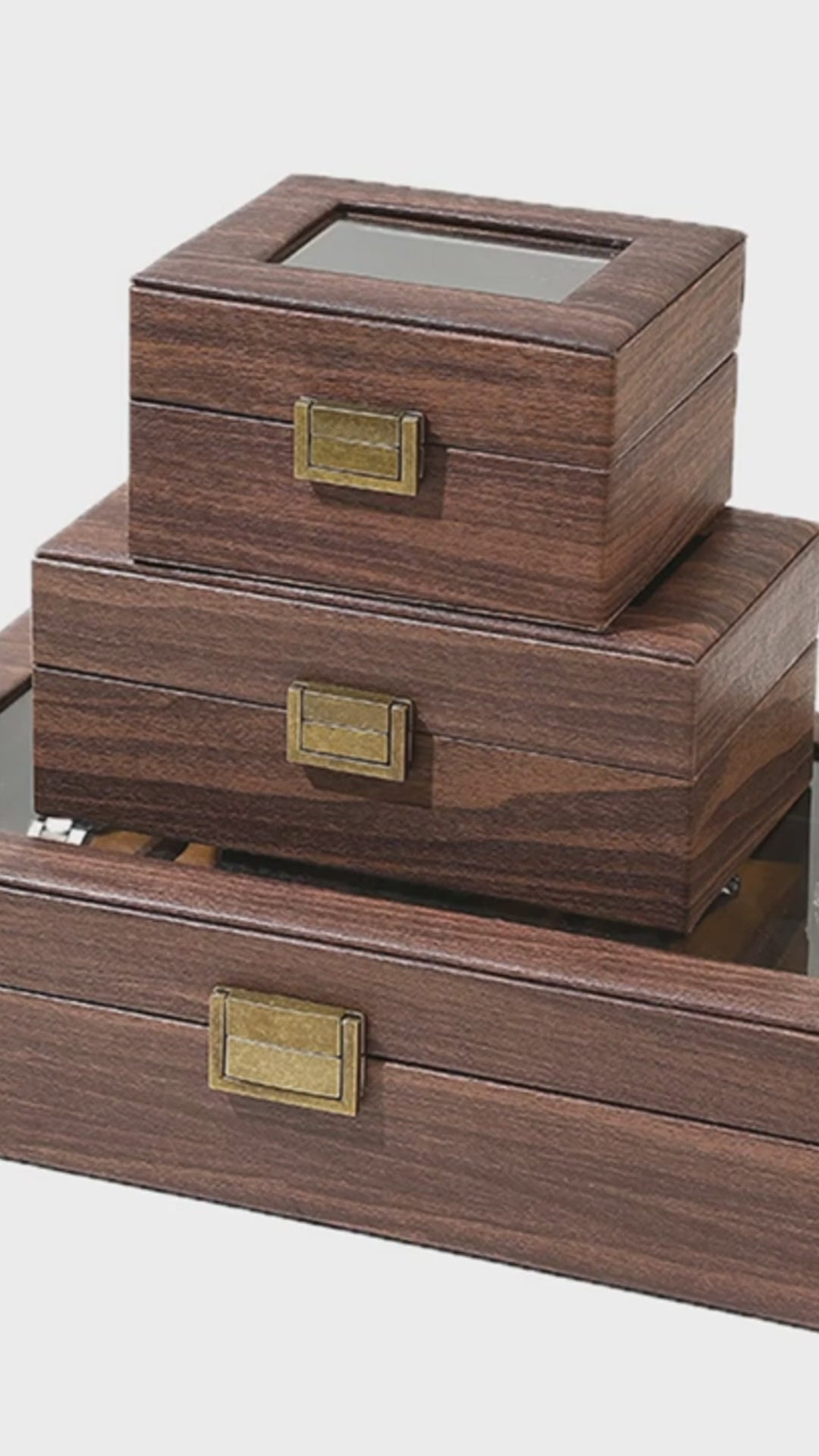 Boîte à montres aspect bois à couvercle vitré en vidéo