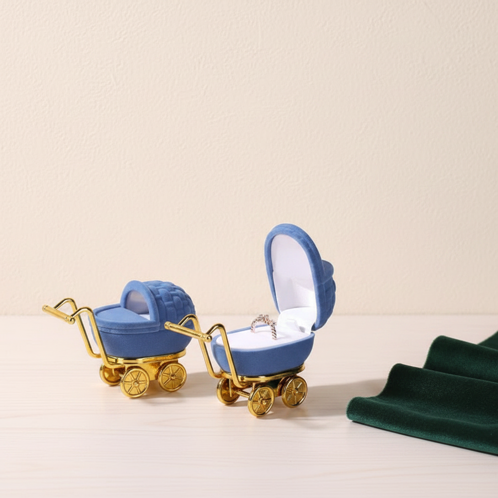 Écrin à bague en forme de landau, capote ouverte
