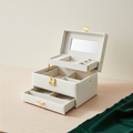 Coffret à bijoux laqué à poignée, fermé, fermoir fleur visible