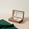 Boîte à bijoux en noyer massif ouverte, compartiments séparés